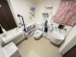 広々とした清潔な浴室