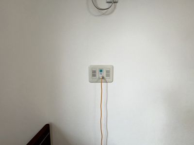 壁に取り付けられたコールボタン