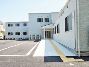 施設の明るい外観