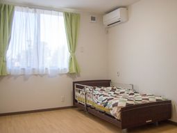 明るい居室の様子