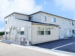 クリーム色の建物外観