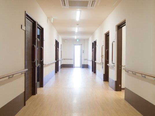 清潔で広々とした廊下