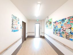 廊下の明るい様子