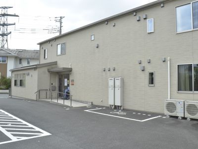 明るい外観の建物