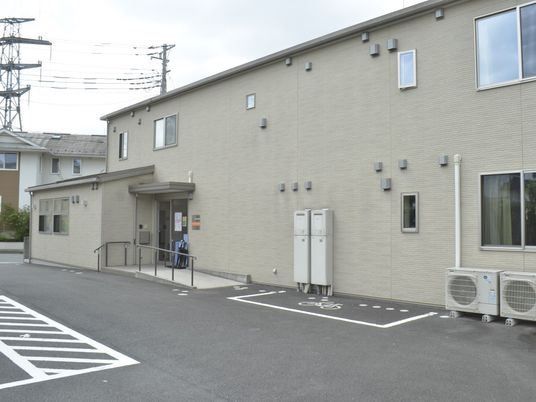明るい外観の建物