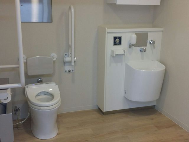 バリアフリーなトイレ トイレ 広いトイレは手すりが完備されており、安全に配慮されています。快適な介助環境です。