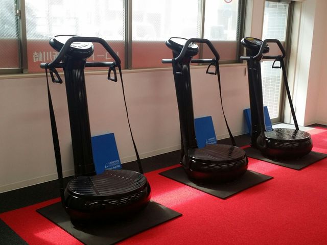 機能訓練室にある機械 機能訓練室 明るい空間に設置されたトレーニング機器で、運動ができる環境が整っています。