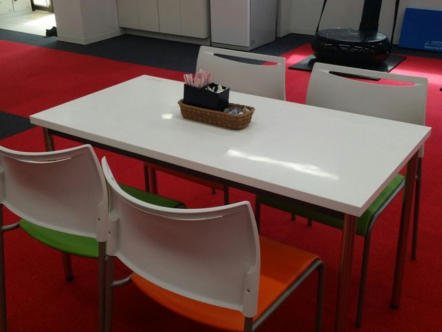 明るいダイニングルーム ダイニングルーム カラフルな椅子とテーブルが並ぶ、明るくリラックスできるスペースです。