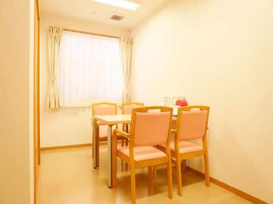 暖色系の居室の角