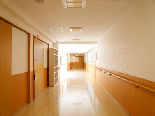 明るい施設の廊下