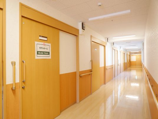 清潔な廊下と居室の扉