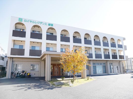 清潔感のある建物エントランス