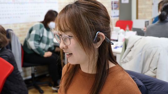 働く人々と事務所の様子