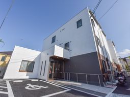 モダンな建物のエントランス