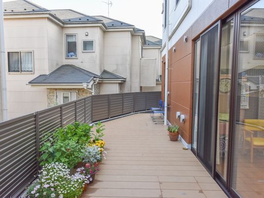 花壇付きの明るいテラス