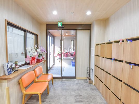 明るいエントランスとロビー