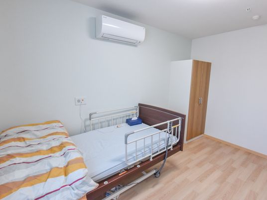 居室のベッドとクローゼット