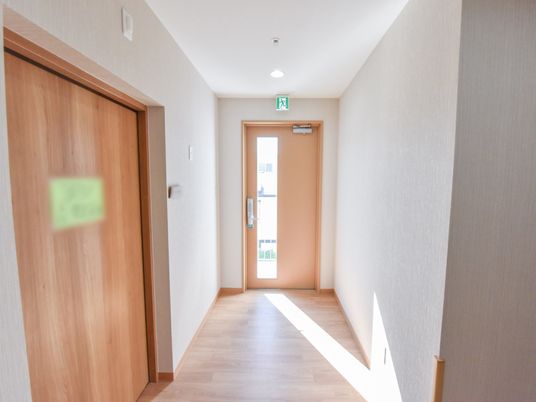 明るく広々とした廊下