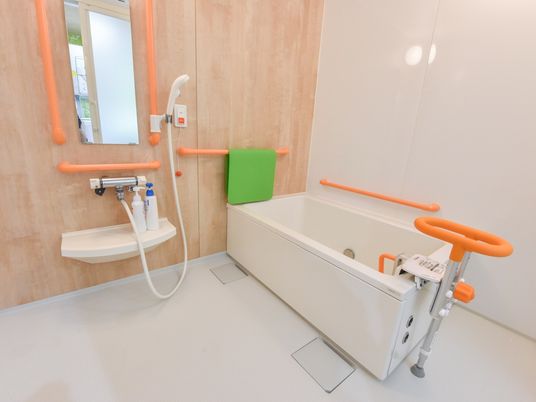 バリアフリー設計の浴室