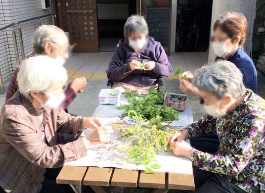 屋外で作業する人々