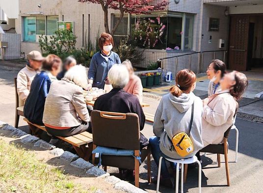 交流する庭