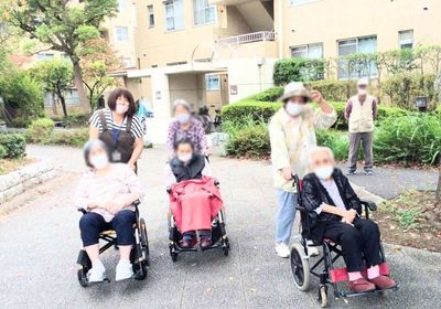 中庭でのんびり過ごす様子
