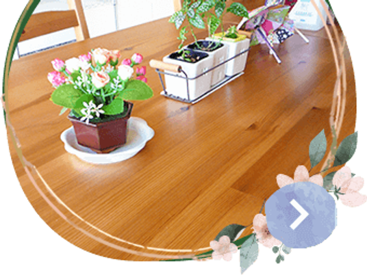 花が飾られた木の机  