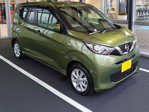 緑の軽自動車の外観  