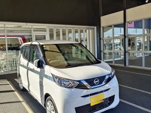 送迎車が停まるエントランス  