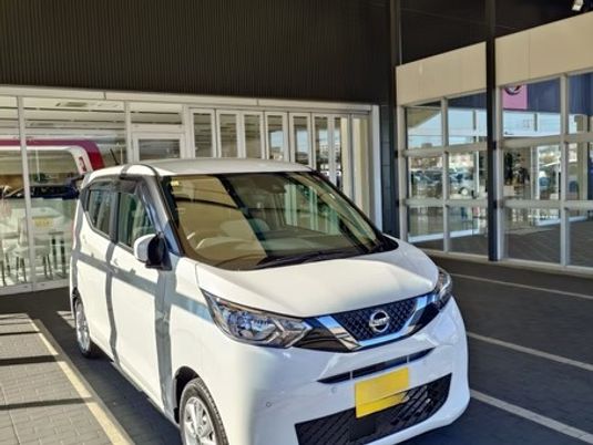 送迎車が停まるエントランス  