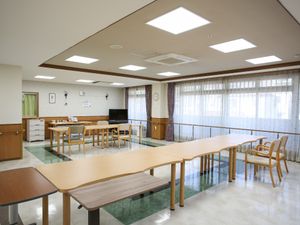 広々とした明るい食堂