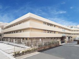 明るい日差しの居室外観