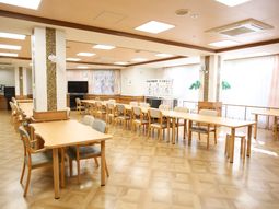 明るく広い食堂空間