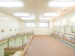 広々とした明るい浴室