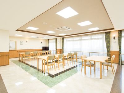 明るい共用ダイニング