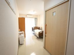 明るい居室の様子