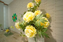 壁に飾られた花とオーナメント