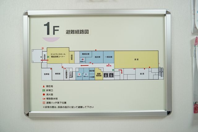 施設の案内表示板 案内図 利用者の安全と快適な移動のために、施設内の案内表示は明瞭で見やすく配置されています。