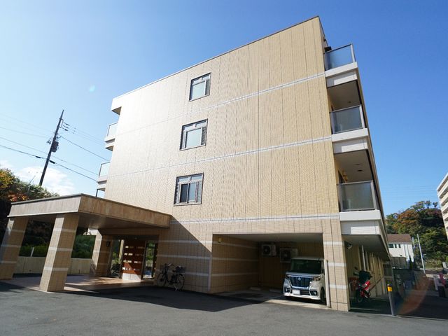 エントランスのある建物 外観 穏やかな陽光が照らす建物のエントランスです。清潔感あふれる外観が印象的で、訪れる人々を温かく迎え入れます。