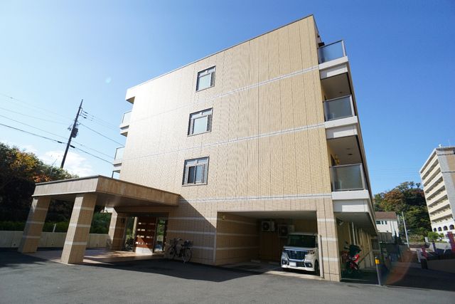 エントランスのある建物 外観 穏やかな陽光が照らす建物のエントランスです。清潔感あふれる外観が印象的で、訪れる人々を温かく迎え入れます。