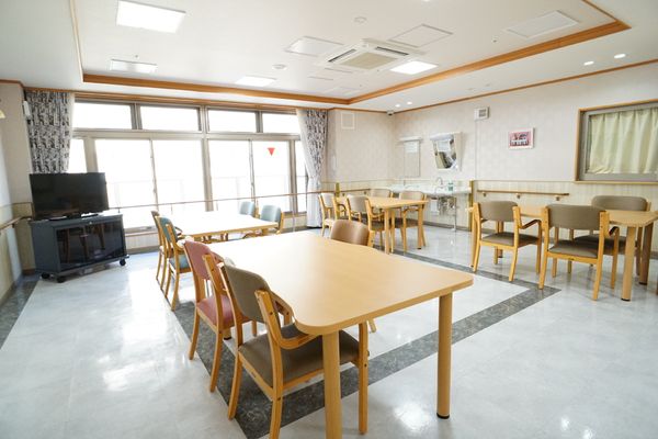 明るい食堂の空間