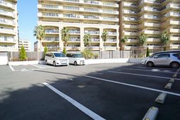 明るい駐車場の風景