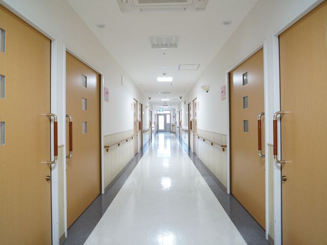 綺麗な廊下 廊下 手すり付きの広々とした廊下は、安全に歩行できる設計になっており、明るい雰囲気が広がっています。