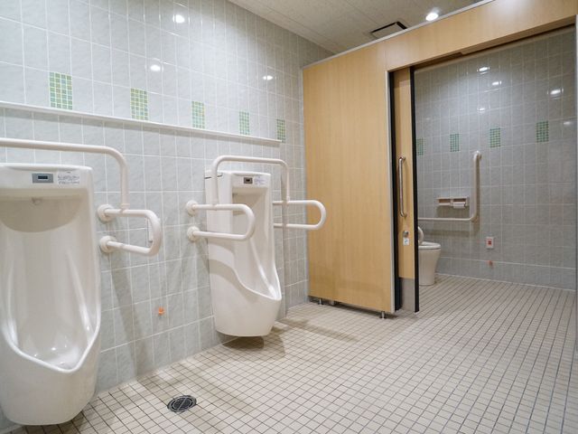 バリアフリートイレ トイレ 広々としたトイレは手すりが整っており、安心してお使いいただける設計です。清潔感があり、使いやすい配慮がされています。