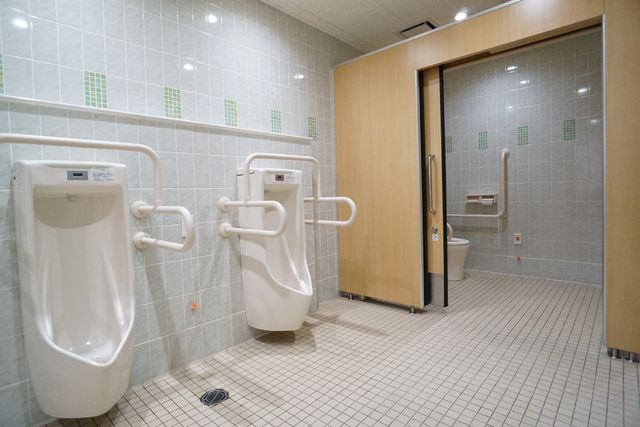 バリアフリートイレ トイレ 広々としたトイレは手すりが整っており、安心してお使いいただける設計です。清潔感があり、使いやすい配慮がされています。