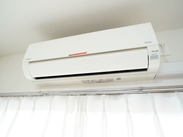 エアコン設置された部屋 エアコン 快適な環境を提供するために、部屋には清潔感があるエアコンが整備されています。最新の気温調節技術で、一年中快適にお過ごしいただけます。