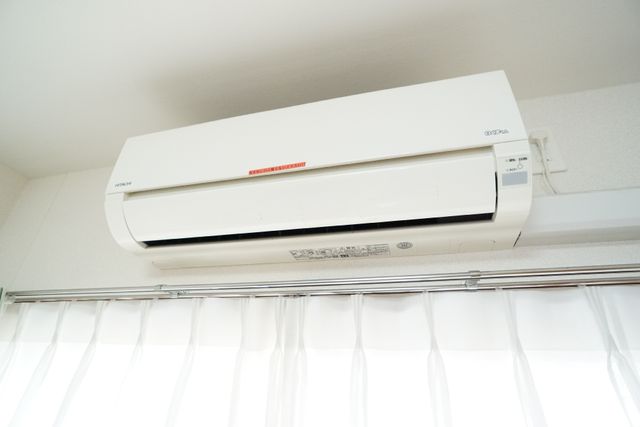 エアコン設置された部屋 エアコン 快適な環境を提供するために、部屋には清潔感があるエアコンが整備されています。最新の気温調節技術で、一年中快適にお過ごしいただけます。