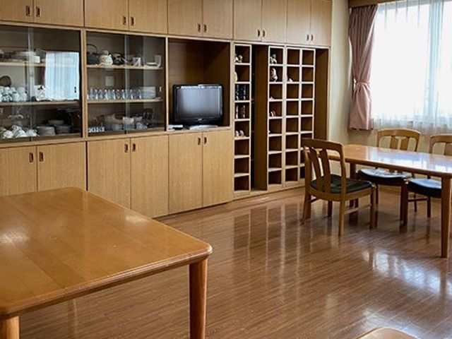 明るい食堂 食堂   木目調の収納が並ぶ、落ち着いた雰囲気の食堂です。窓から光が入り、ゆったり過ごしやすい空間になっています。