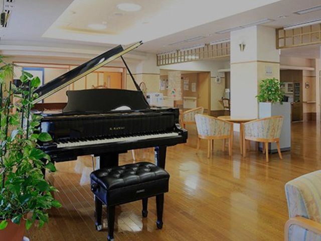 ピアノのあるロビー ロビー   ピアノが置かれた広々としたロビーです。木目調の床と明るい照明で、落ち着いた雰囲気が感じられます。