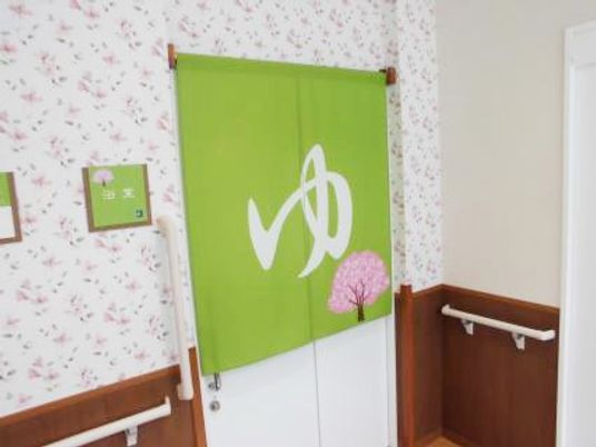柔らかな浴室の入口